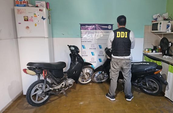 Allanaron un domicilio y encontraron dos motos robadas y marihuana