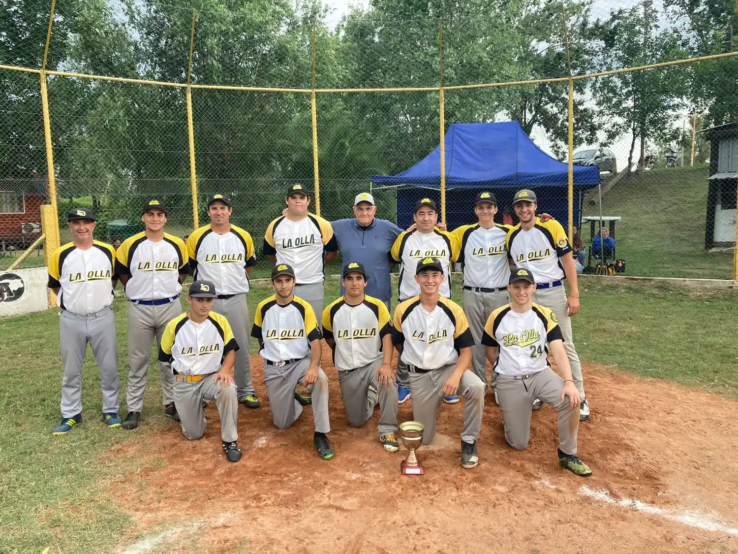 El equipo de "La Olla" que se quedó con el titulo de campeón. La copa se mira, no se toca y se queda en casa, fue la premisa de "los olleros" en el certamen del pasado fin de semana