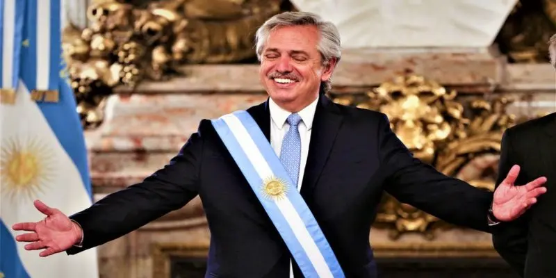 Alberto Fernández declara servicios públicos telefonía, internet y televisión