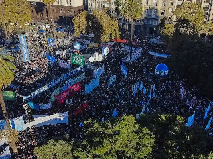 El Gobierno y las universidades sellaron un acuerdo salarial y presupuestario, pero continúa la demanda en la Corte