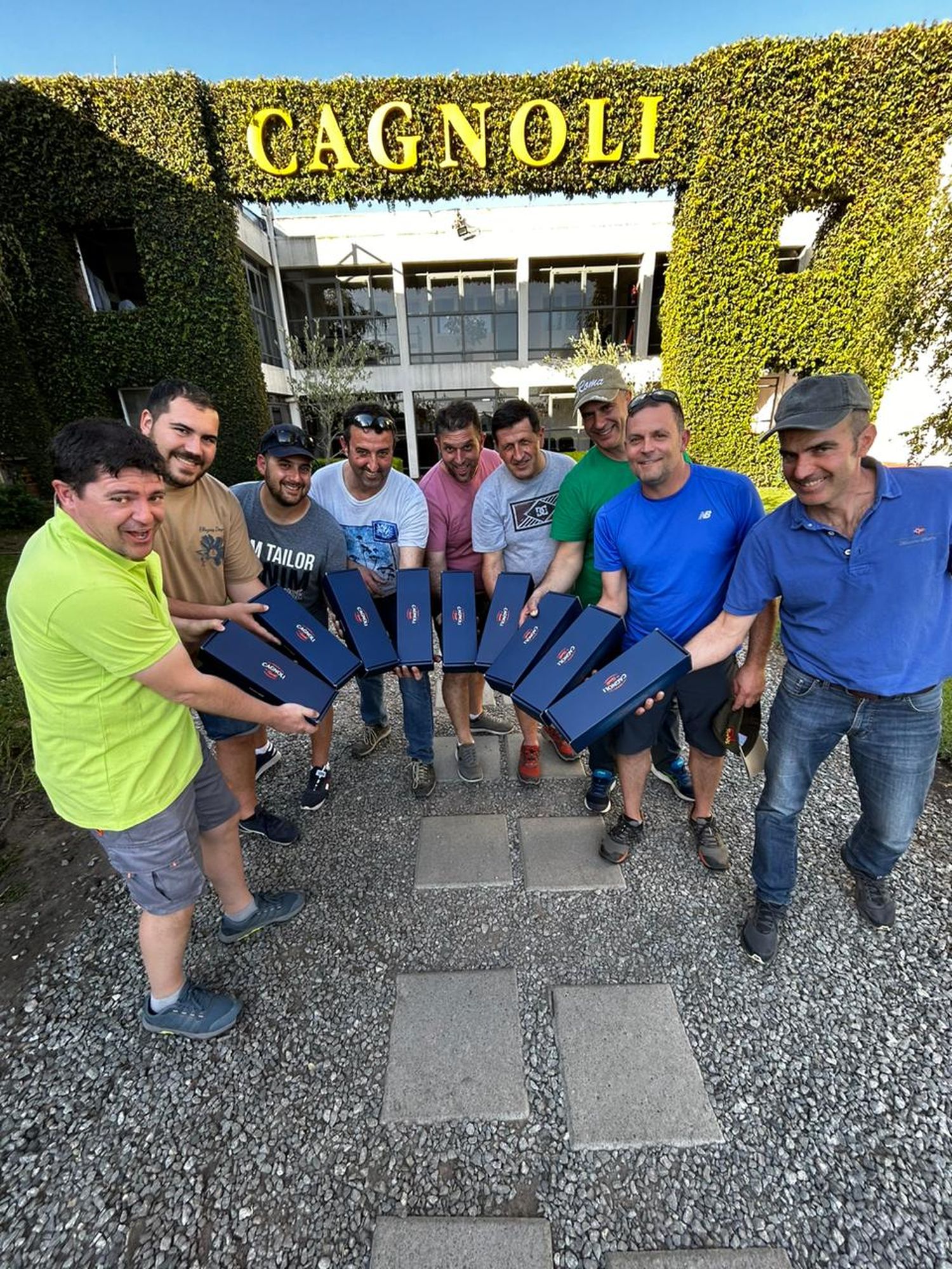 El grupo de productores llegado de España, en la planta de Cagnoli.