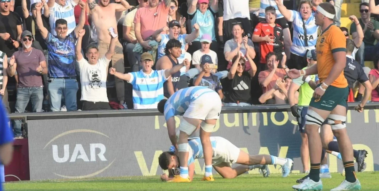 Try y festejo en la cancha de Colón. Foto: Flavio Raina