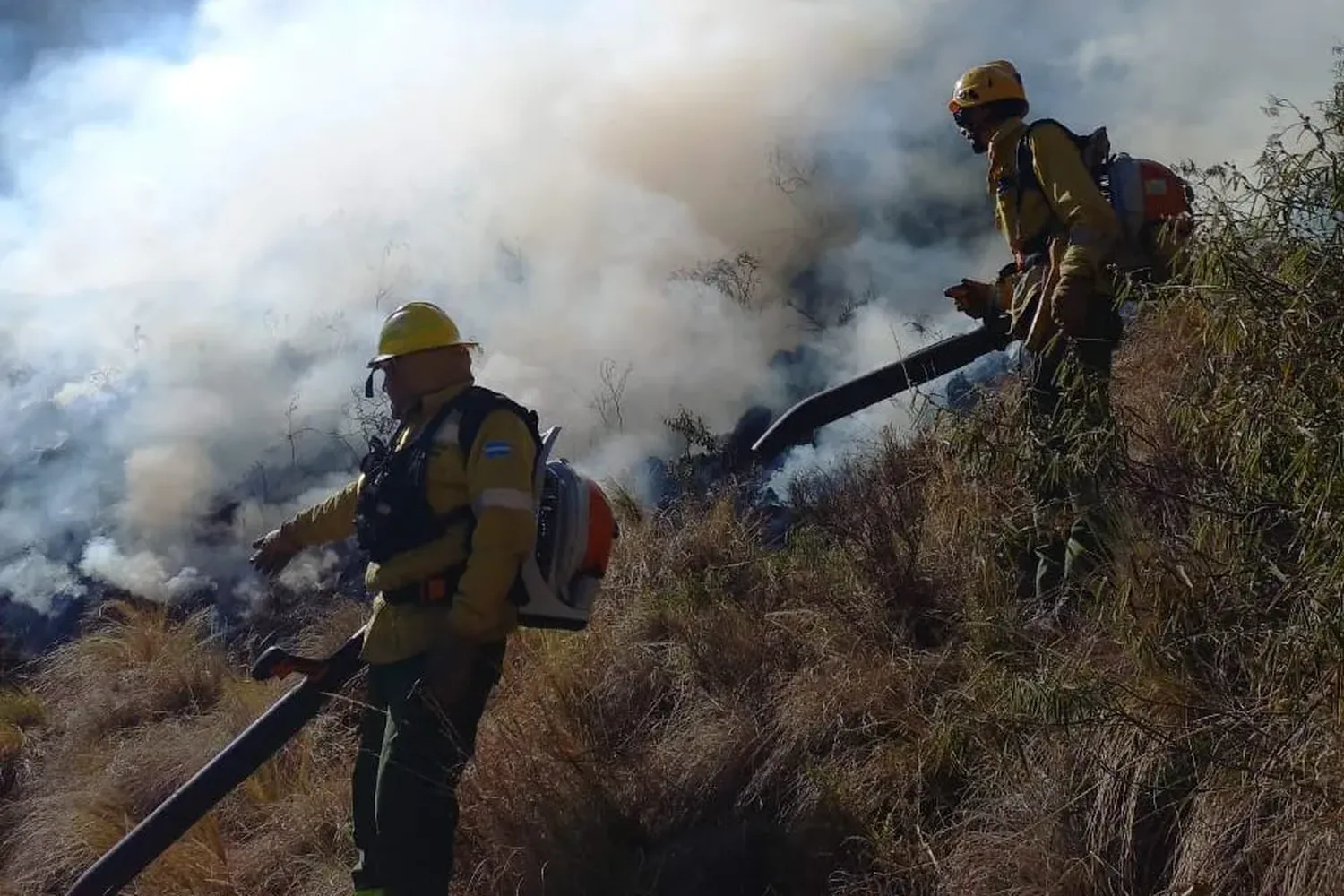 Incendio controlado pero aún quedan "puntos calientes".