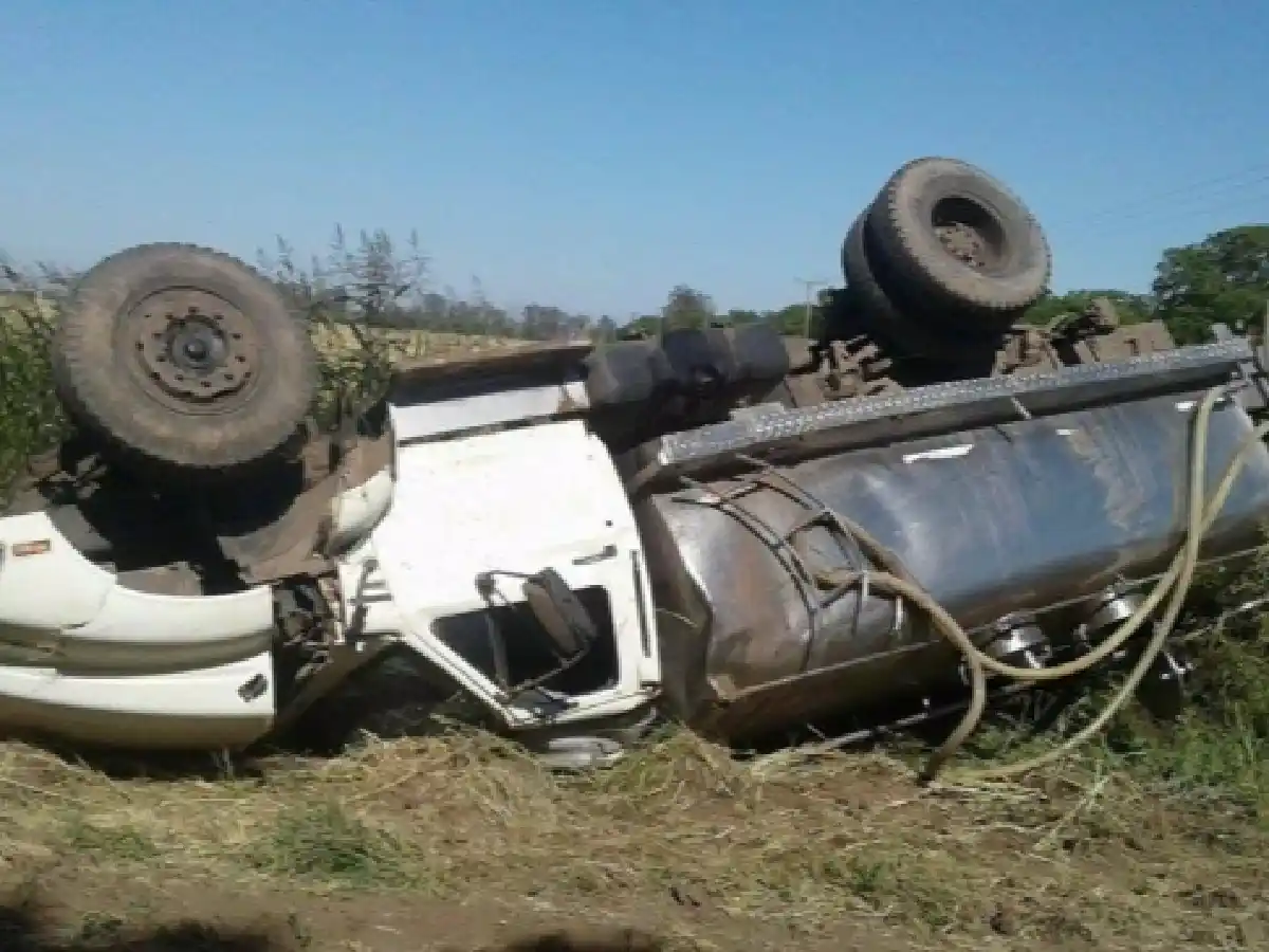 En la zona rural de Morteros volcó camión recolector de leche  