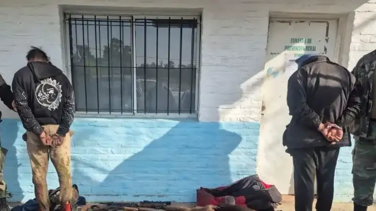Al momento de la detención, circulaban en motos y transportaban el resultado de una faena clandestina.