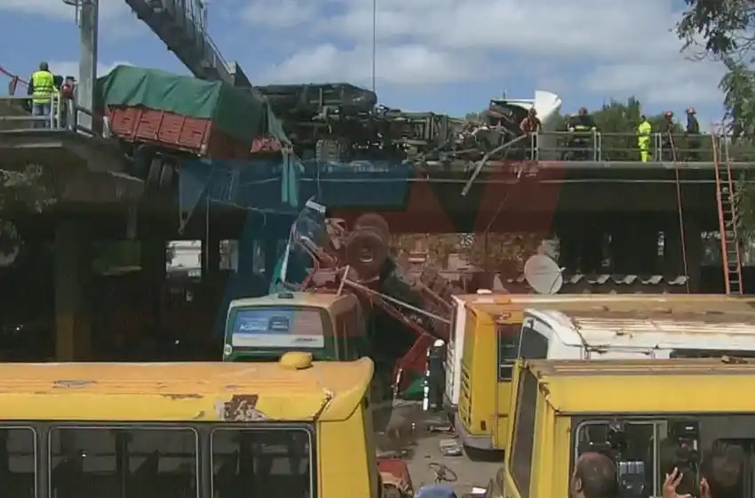 Impactante: un camión de cervezas cayó de la avenida 25 de mayo