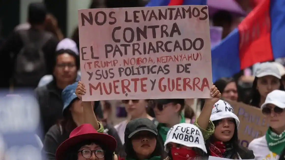Una mujer sostiene un cartel durante la marcha de conmemoración del Día Internacional de la Mujer 8M este domingo, en Quito, Ecuador. Jose Jácome/EFE/EFE