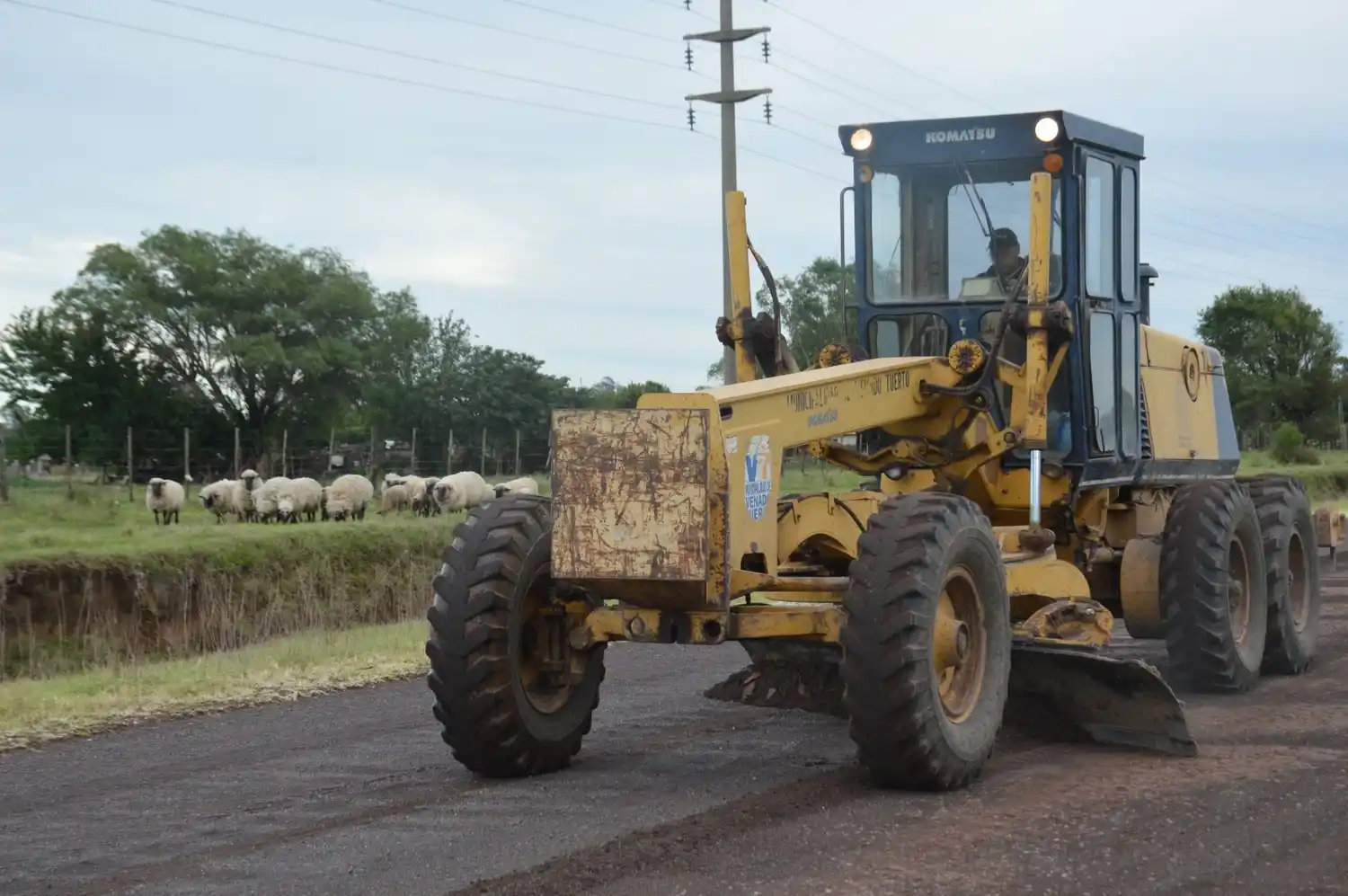 La motoniveladora trabaja en el arreglo de calles.