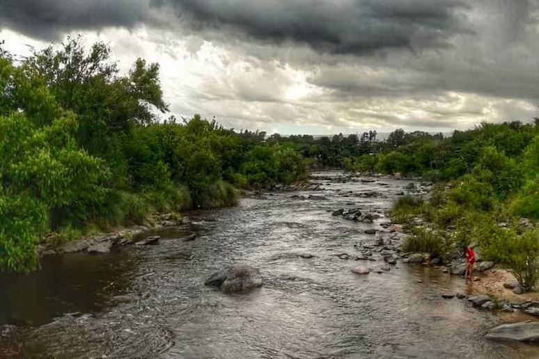 Córdoba: se tiró a un río y murió al golpear su cabeza contra una piedra