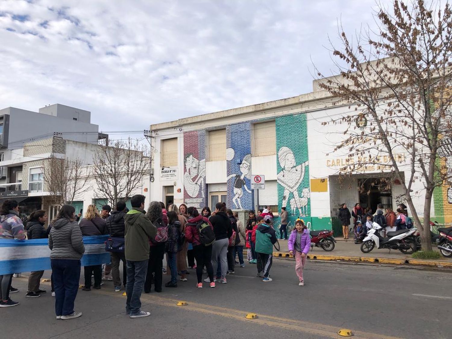 Corte de calle en las puertas de la Escuela 2, exigiendo la presencia del presidente del Consejo Escolar, Fabián Riva.