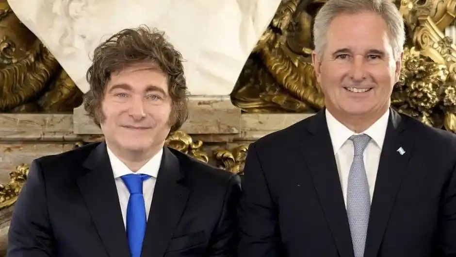 El nuevo canciller junto con el presidente Milei.