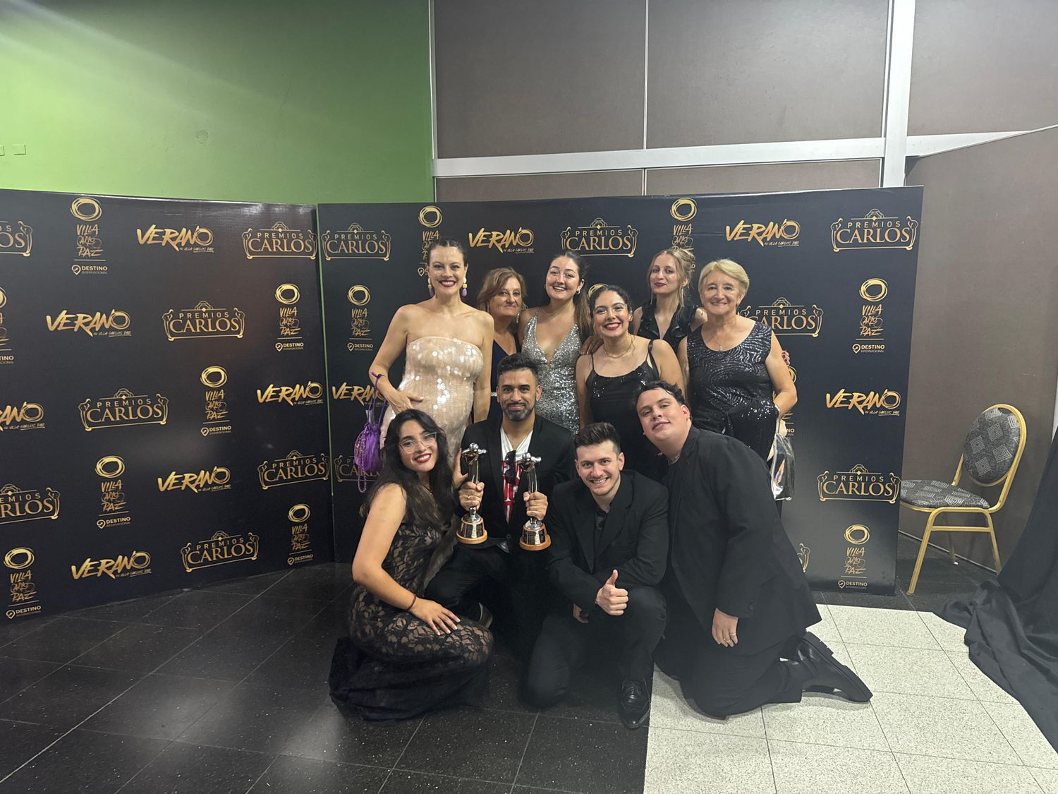 El elenco de las obras y su director, Adrián Vocos, celebraron los premios.