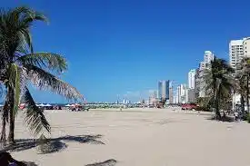 Sale a la playa en ‘toples’ y genera tremendo escándalo