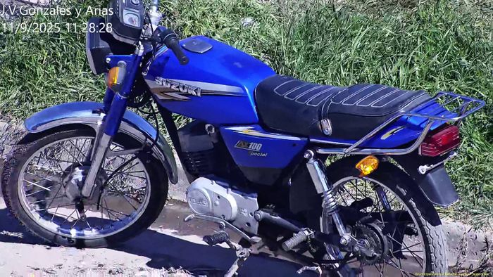 motocicleta Suzuki azul - 2