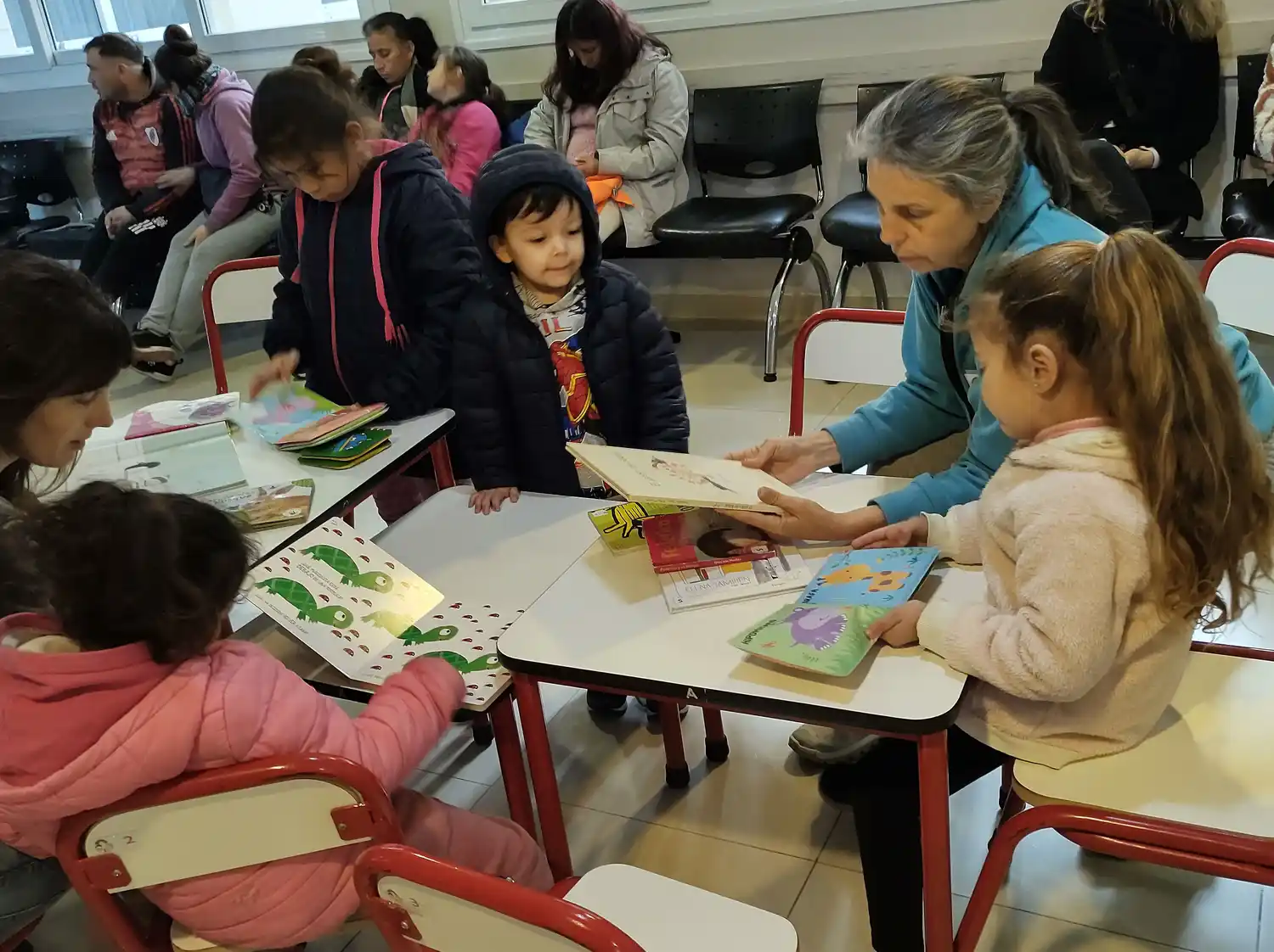 Voluntarios llevan adelante el programa Todos Leemos, en la sala de espera del Hospital de Niños.
