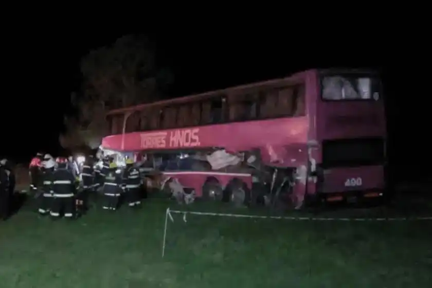 Ruta 34: cinco muertos tras el choque entre un colectivo y un camión