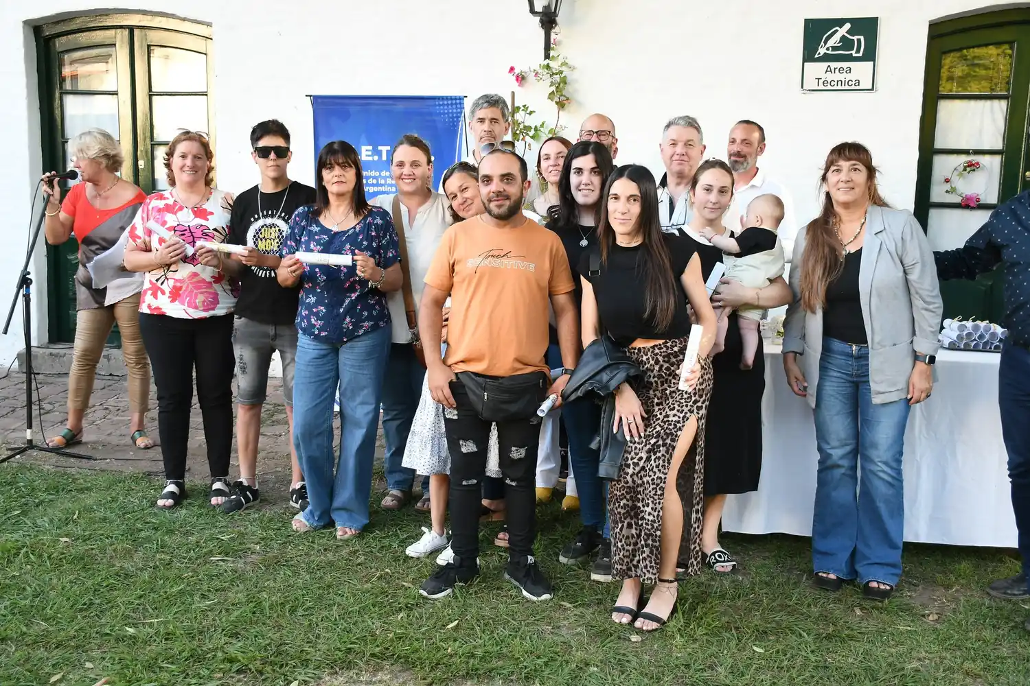 Entrega de diplomas a más de 400 egresados del Centro de Formación Laboral Nº 401