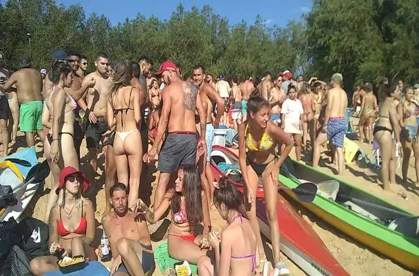 Indignación en redes por otra descontrolada fiesta en la isla frente a Rosario