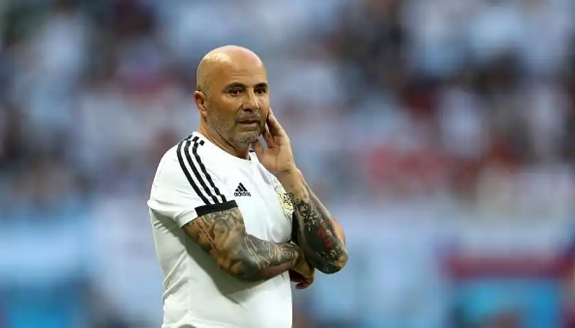 Jorge Sampaoli sigue por el momento como DT de la selección argentina y dirigirá al Sub 20