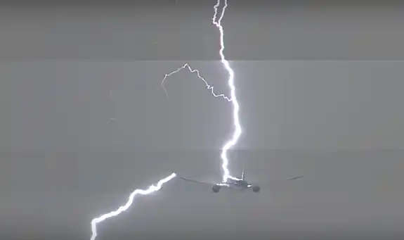 Video: Un avión de pasajeros es alcanzado por un rayo tras el despegue