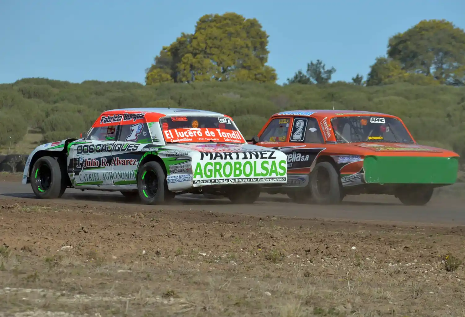 Los autos de Eracarret y Castañino, en plena lucha en La Cascada.