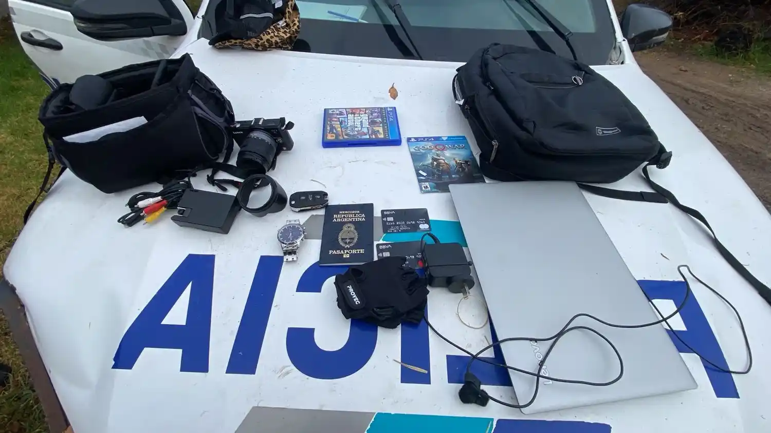 De acuerdo con la investigación, los imputados habrían ingresado previamente al domicilio tras saltar la medianera y forzar algunas aberturas, con el objetivo de sustraer distintos objetos de valor.