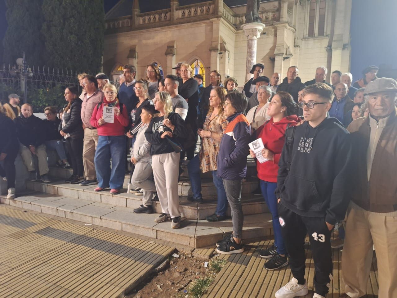 Familiares y amigos se congregaron en la esquina de Belgrano y 25 de mayo. Foto: Sur24