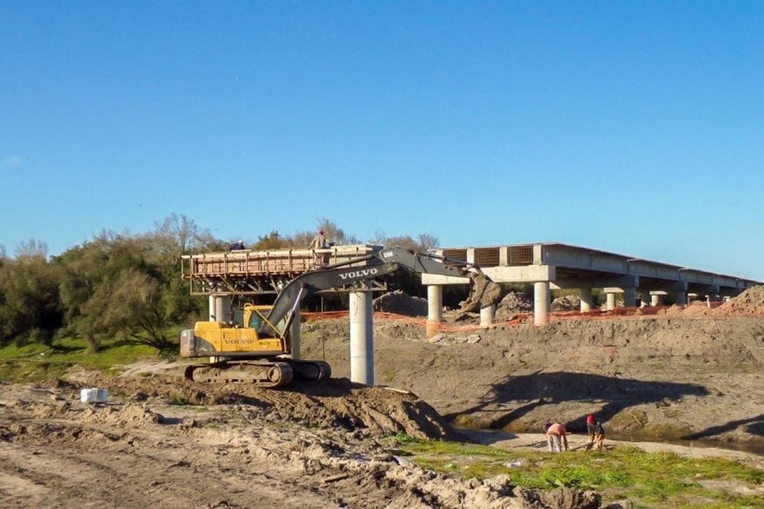 Continúa la colocación de vigas sobre el nuevo puente El Cinto