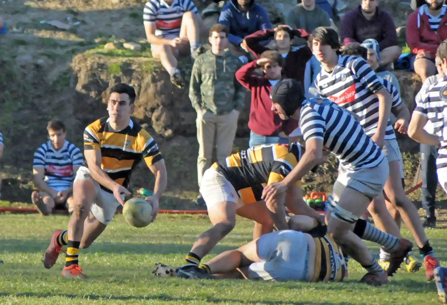 Joaquín Beneitez abre la pelota ante la presión de Canale.