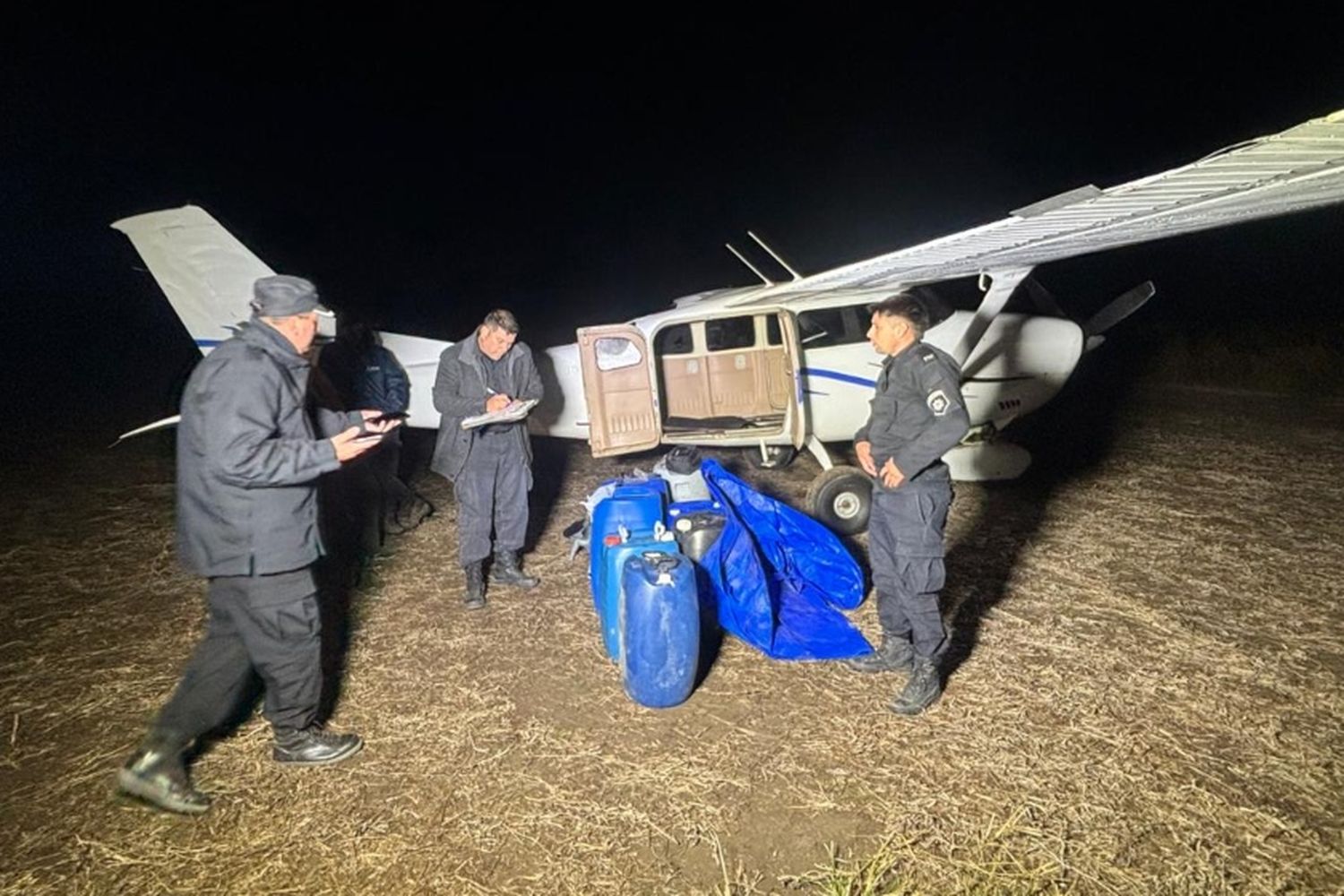 Dos extranjeros detenidos en la región tras aterrizar una avioneta sospechosa y abandonarla en un campo