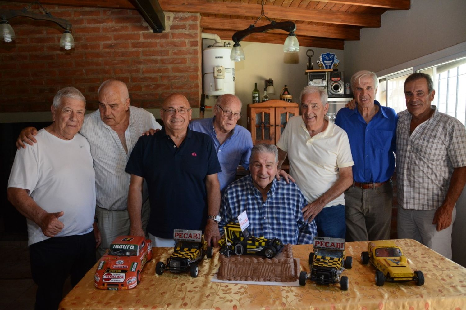 “Topo” Reynoso, German Kuhn, Mariano Calamante, Juan A. Occhionero, Enrique Gallinotti (sentado), Oscar Erratchu, “Pincho” Castellano y Roberto “Facha" Fernández. (Foto de Máxima velocidad).