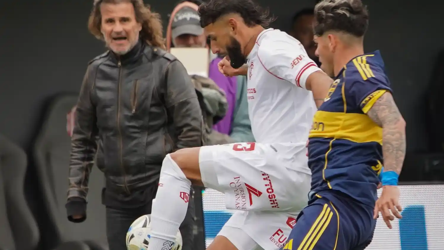 Barrios controla la pelota ante el asedio de Palacios.