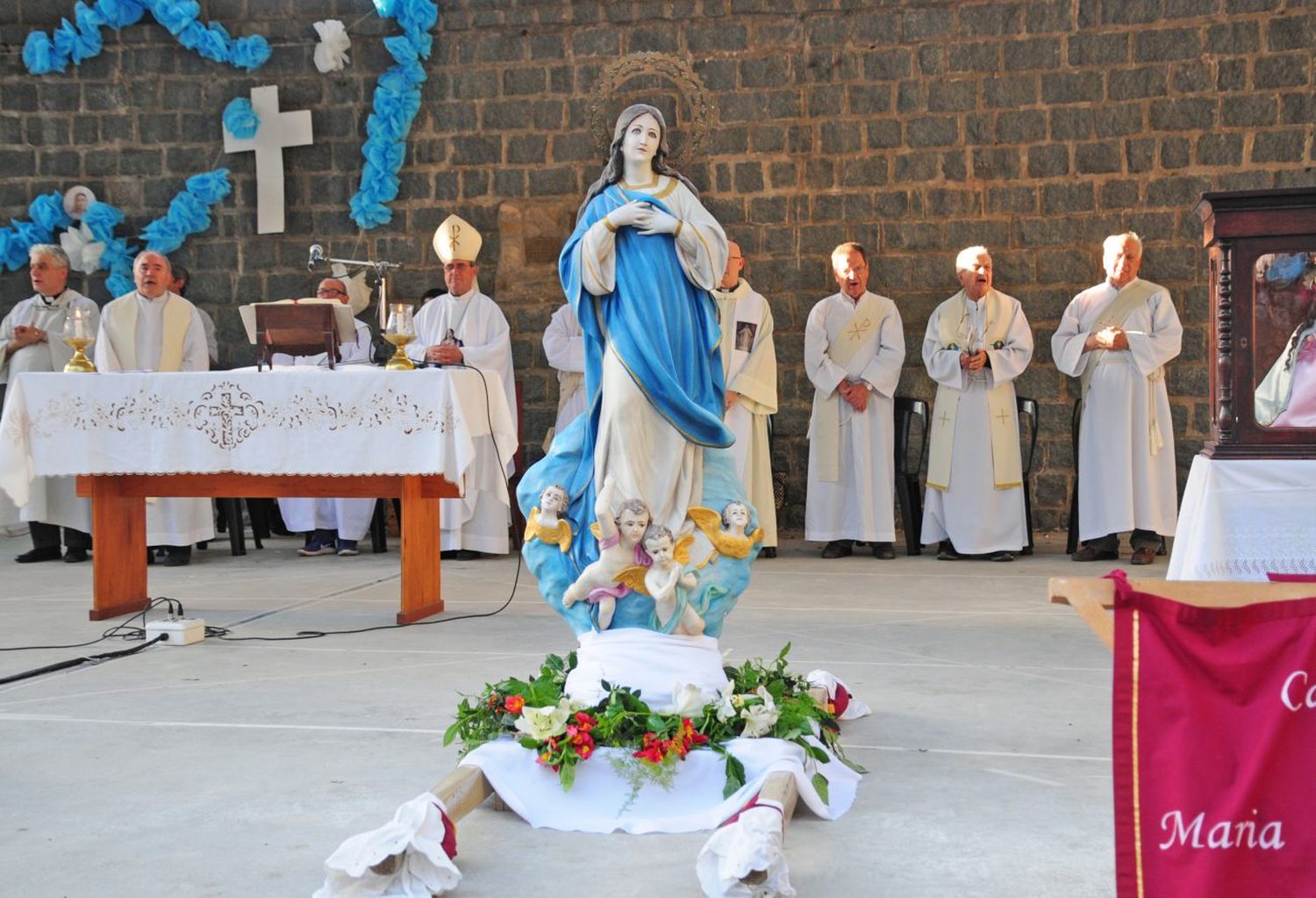 Se celebrará hoy el Día de la Virgen con una caravana de autos y una misa en el Autocine