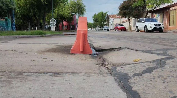 Tras el socavón, alerta en calle Tucumán por un nuevo hundimiento del pavimento