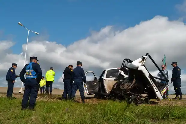 Robó la camioneta en un campo y la destruyó en la ruta: lo detuvieron