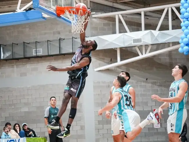 Yarza (derecha) y Racing vuelven a medirse con Hispano Americano. (Foto de prensa Hispano Americano).