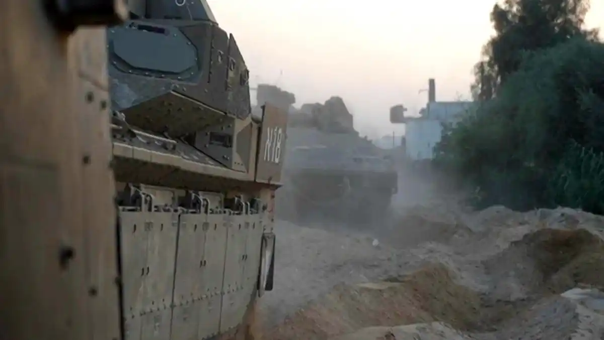 Tanques israelíes avanzan por la periferia de Gaza luego de otra noche de intensos ataques