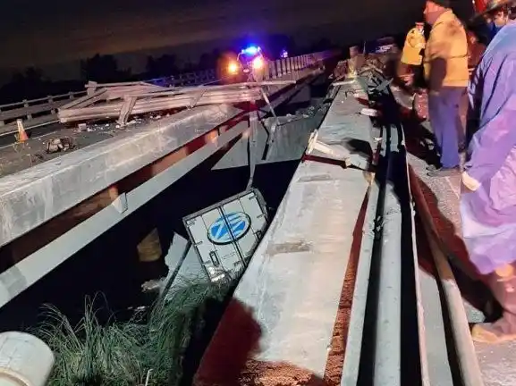 Una persona murió tras la caída de un camión a un arroyo en Ruta 12