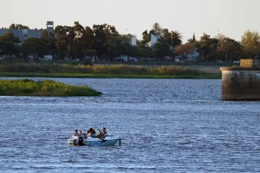 Los santafesinos aprovecharon  el buen clima del fin de semana para practicar deportes acuáticos. Crédito: Fernando Nicola