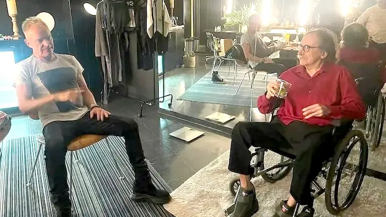 Charly García y Sting conversan en un camarín en la previa del primer show del músico británico en el Movistar Arena, en febrero último. Foto: @DF entertaiment