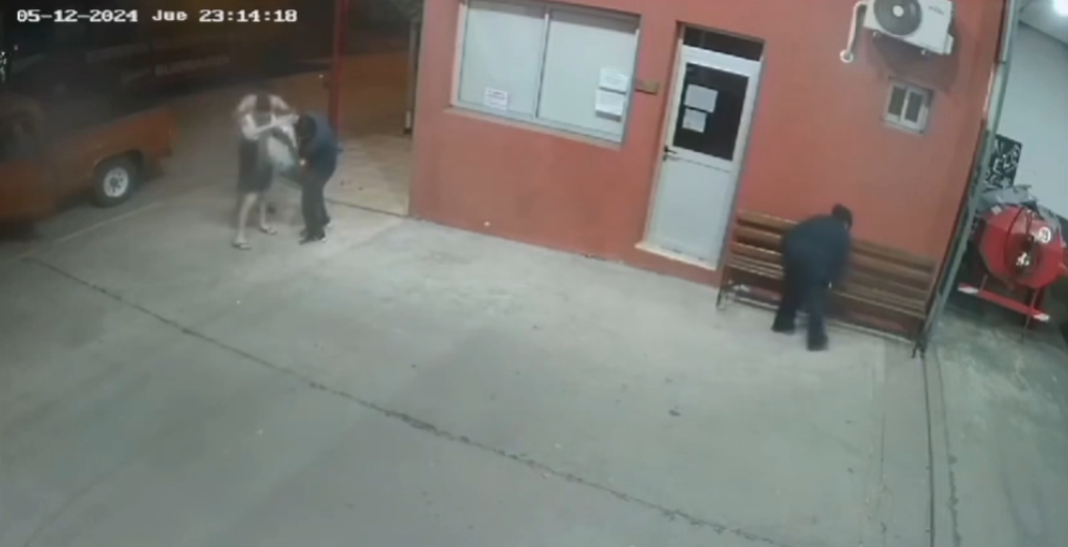 El momento en el que la pareja llega con la beba al cuartel.