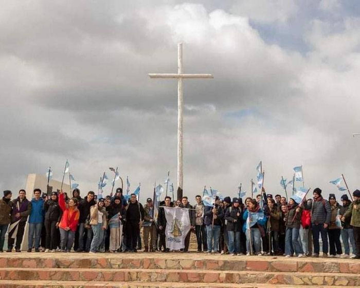 Decenas de jóvenes peregrinaron a  San Julián para  honrar a los héroes de Malvinas