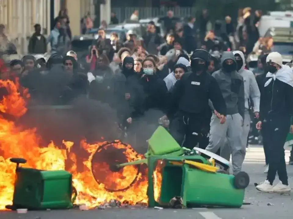 Violenta protesta de estudiantes en la parisina plaza de la Nation.