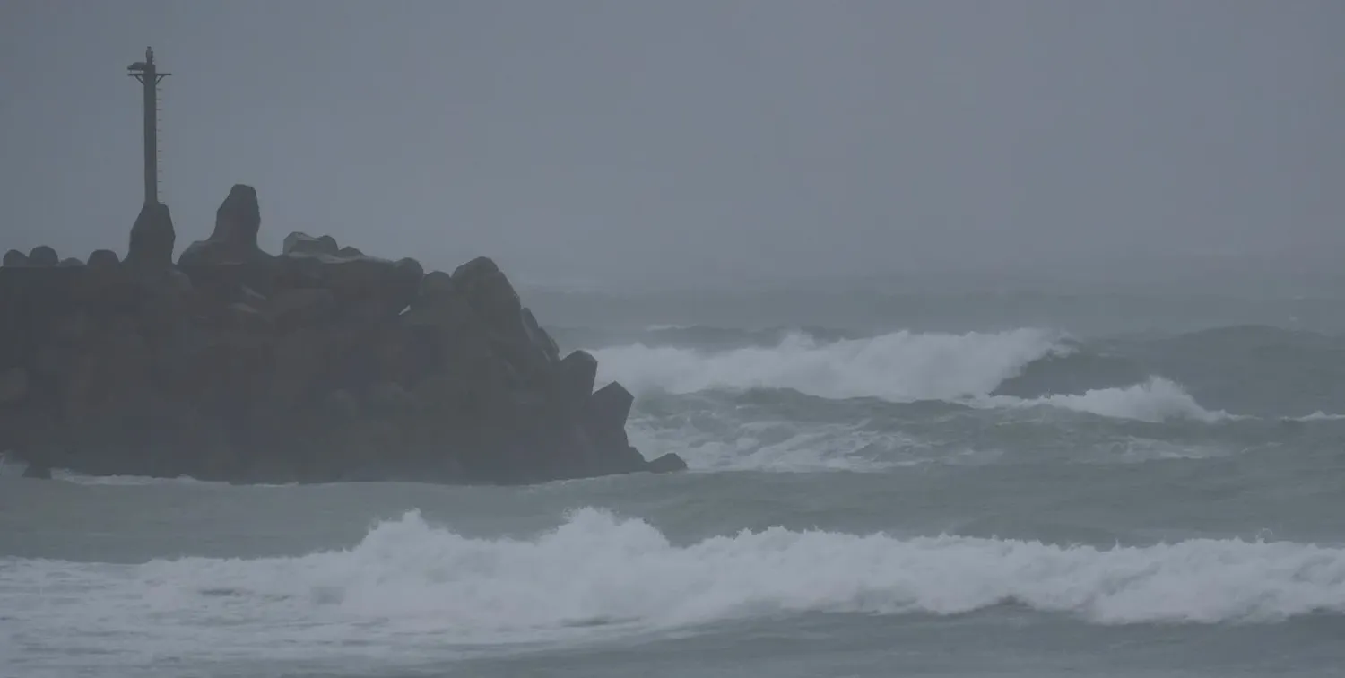 Producto del fenómeno, grandes olas impactaban contra las costas en New Taipéi, cerca de la capital. Crédito: Reuters.