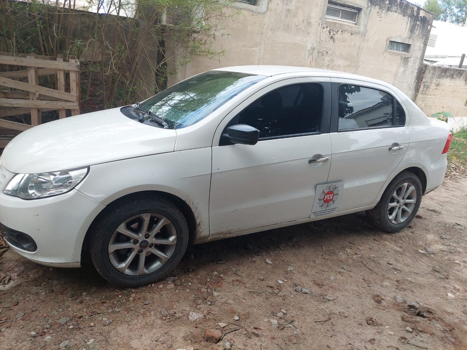 En el domicilio del sospechos, en calle 300 del barrio Don Pedro, la PDI secuestró un automóvil.