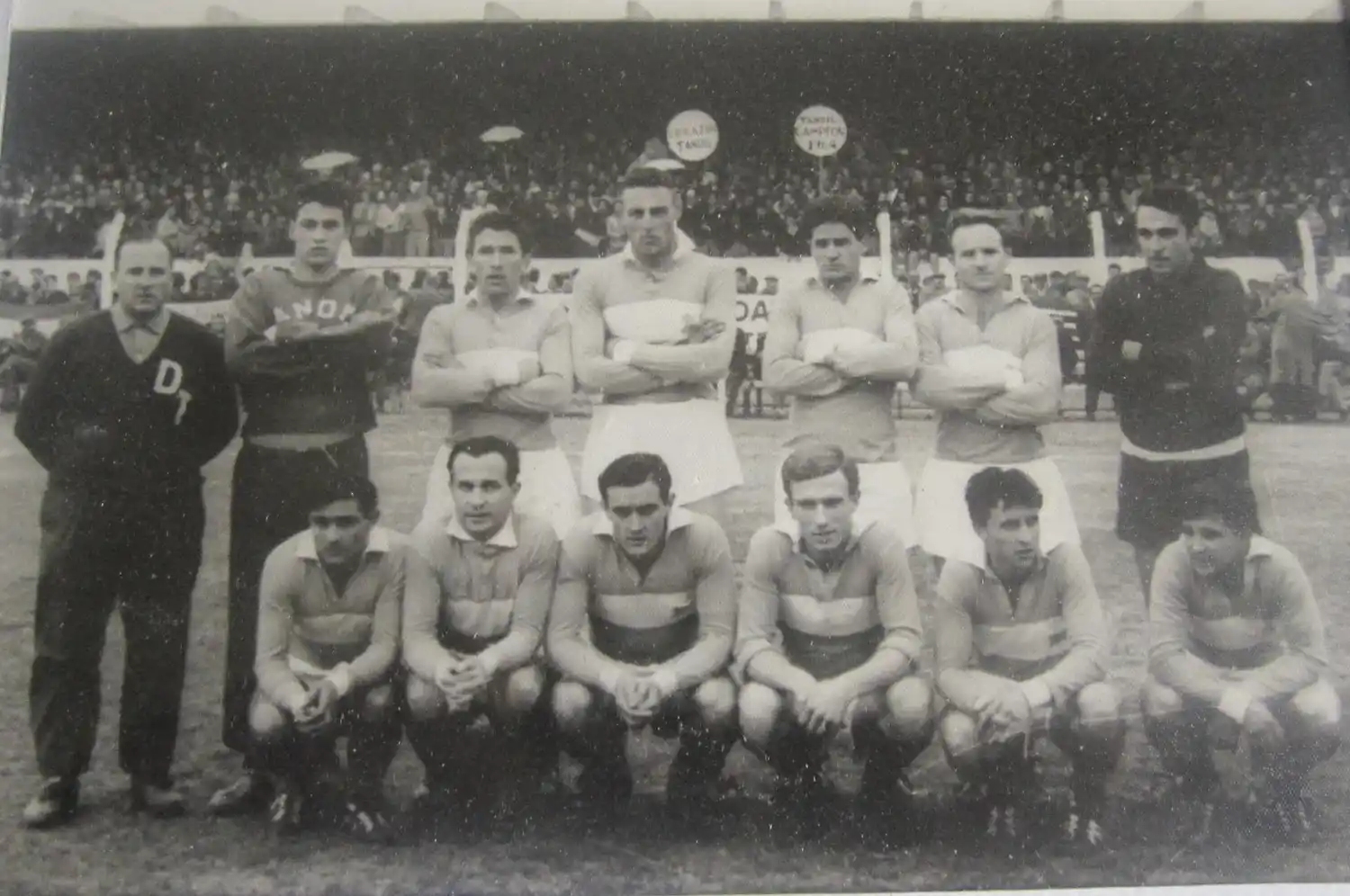Tandil, campeón provincial de 1964. Arriba: Molina (DT), Monte, Caprino, Gramuglia, Quinteros, Ghezzi y Mujica. Abajo: Bellver, Sarasola, Moreno, Eresuma, Russiani y Lamenza.