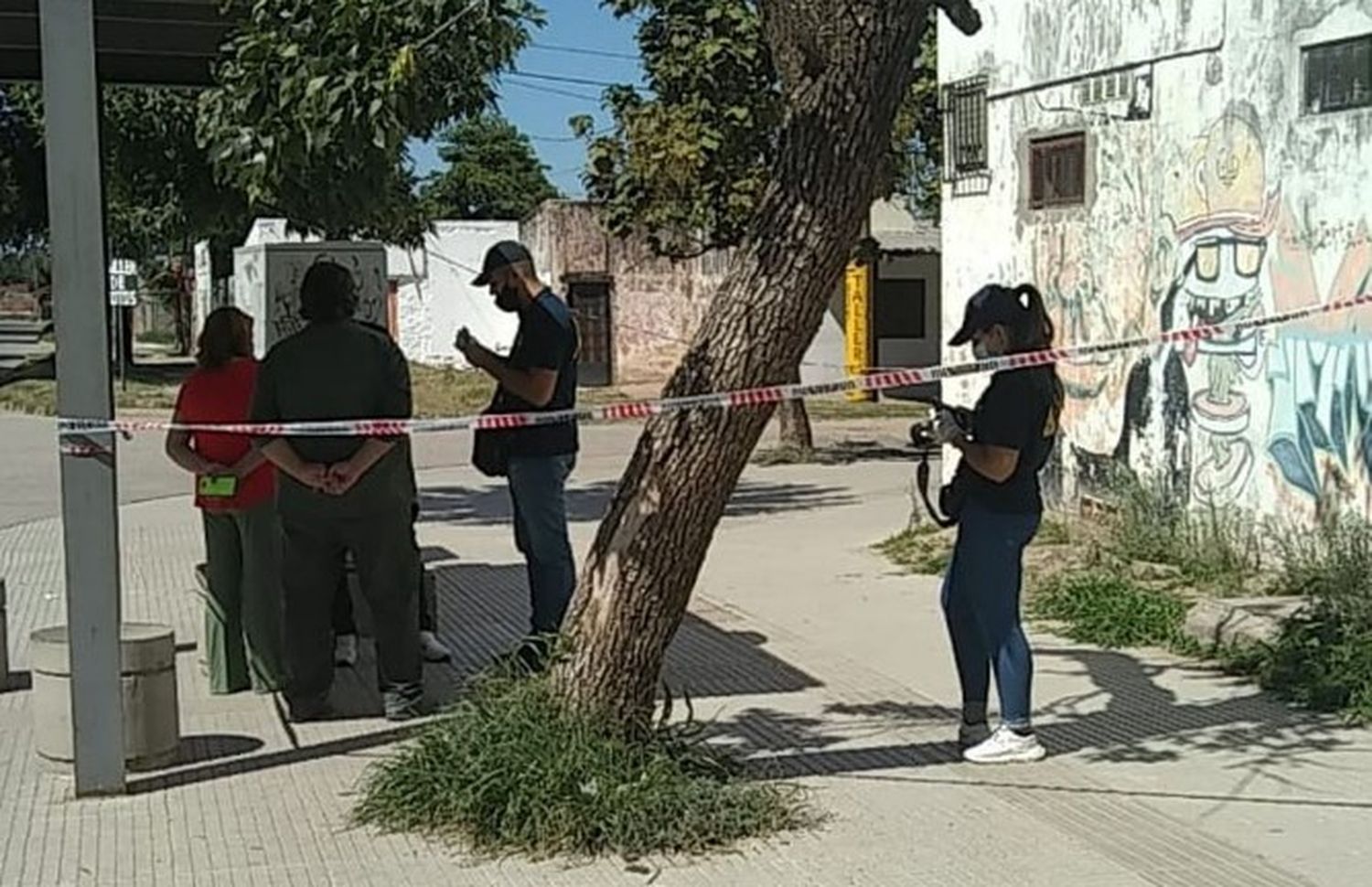 Una patrulla del Comando Radioeléctrico llegó pocos minutos después a la escena y logró detener a uno de los supuestos involucrados.