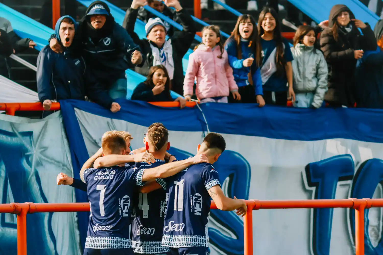 Alvarado festejando un gol ante Ferro en el Minella