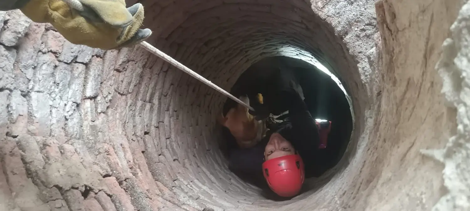 VIDEO | Los Bomberos Zapadores rescataron a un perrito que se cayó en un aljibe de 10 metros en Susana