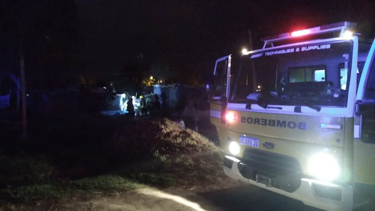 Incendio de vivienda precaria en barrio Villa Moisés